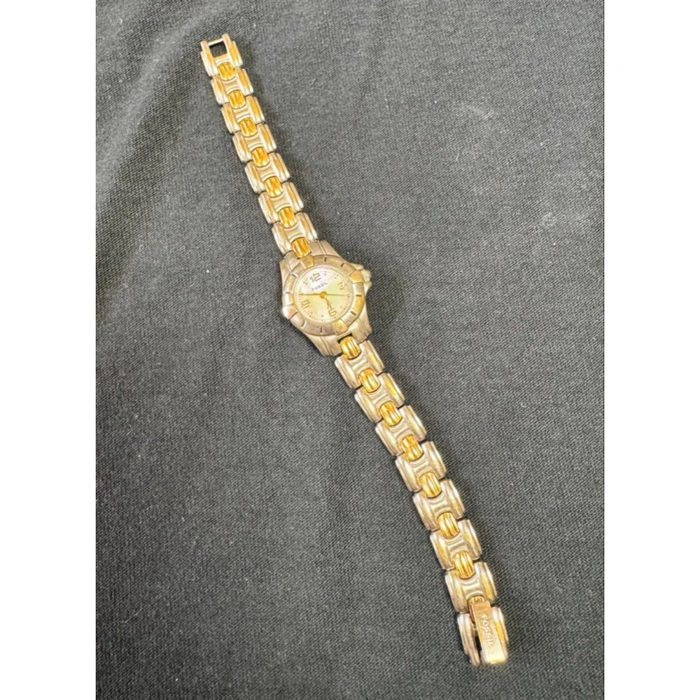 Vintage - F2 Fossil women's two-tone wrist watch with a mother-of-pearl face